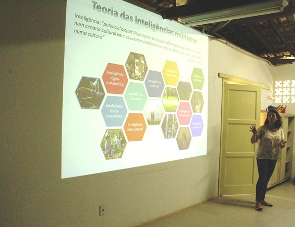 Michelle Pires, da SEE, em palestra para explicar metodologias utilizadas no projeto. Foto: Franciele Xavier (ACS/SEE-MG)